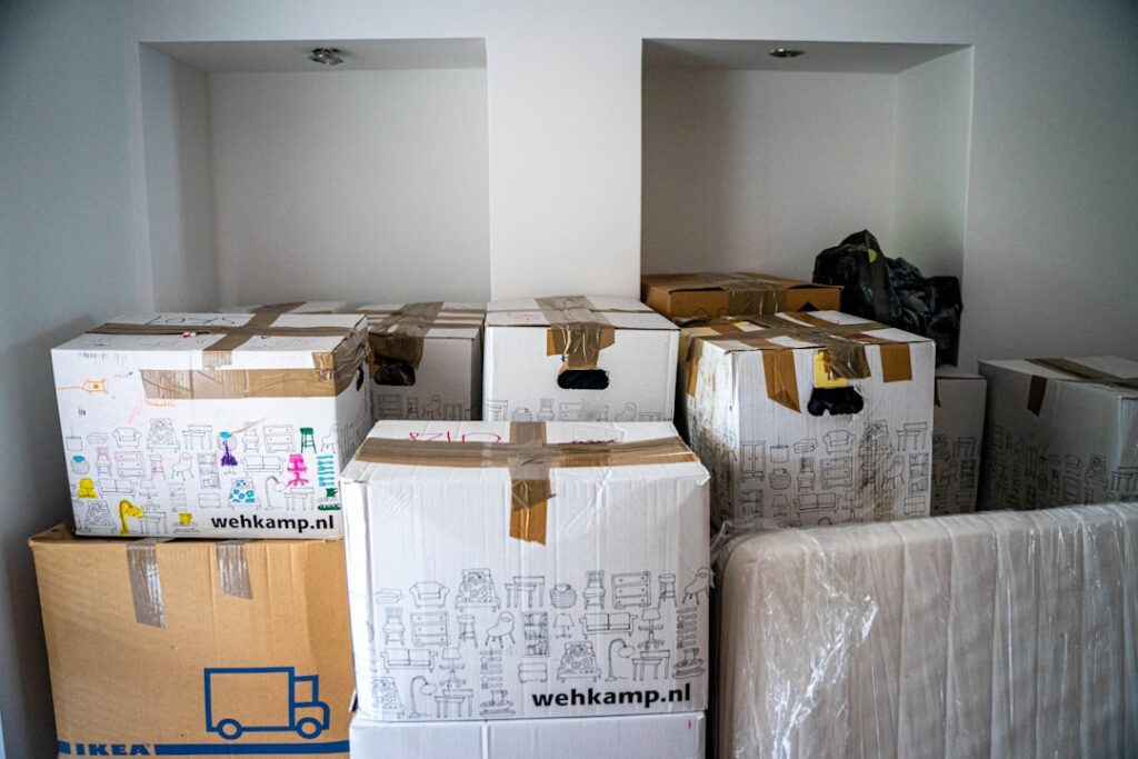 photo-1600725935160-f67ee4f6084a-1024x683 - Family Movers Express